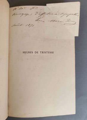 un livre ouvert avec une écriture dessus, posé sur une table