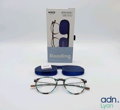 une boîte de lunettes de lecture et une paire de lunettes sur la table