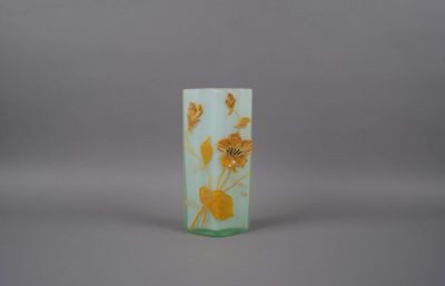Vase Art nouveau en verre et motif floral doré.