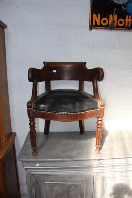 une chaise posée sur un meuble