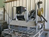 une machine posée sur une palette à l'intérieur d'un bâtiment