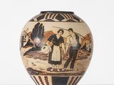 un vase avec un tableau posé sur une table