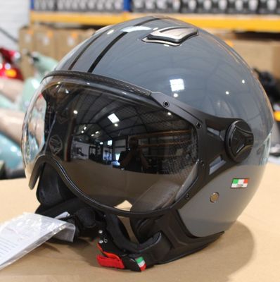 un casque posé sur une table dans un magasin