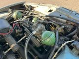 une photo d'un moteur de voiture avec le capot ouvert