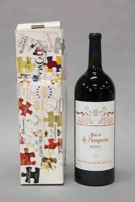une bouteille de vin à côté d'une boîte