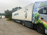 un camion semi-remorque garé dans un parking