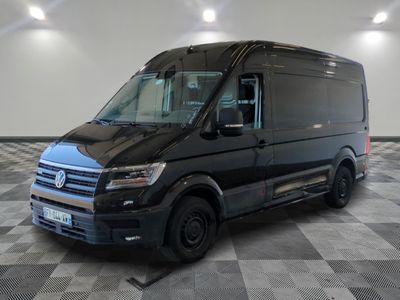 la camionnette noire est garée sur un sol en damier dans le garage