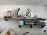 une étagère sur laquelle se trouvent plusieurs objets