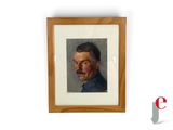 une peinture à l'huile représentant un homme moustachu, dans un cadre en bois