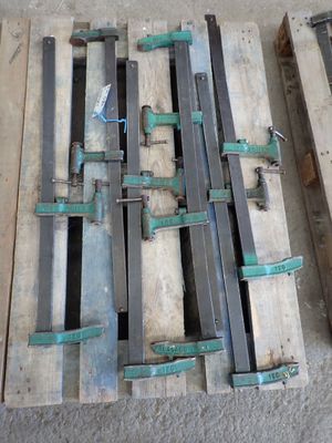 deux palettes en bois posées par terre