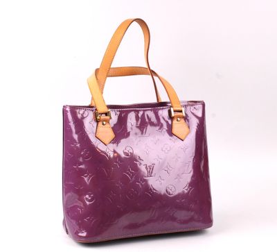 LOUIS VUITTON. Sac à main Houston en cuir vernis violet. De …