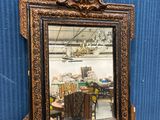 un miroir posé sur une table dans une pièce