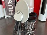 beaucoup de chaises et une table dans une pièce