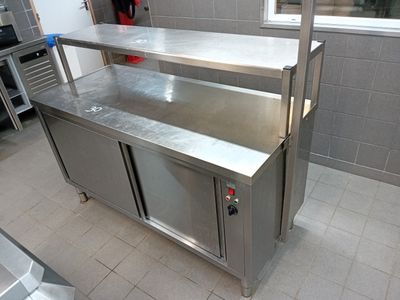 un comptoir en acier inoxydable dans une cuisine commerciale