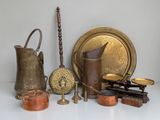 de nombreux objets anciens posés sur une table blanche