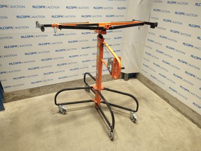 une photo d'une table posée sur un chariot dans une pièce