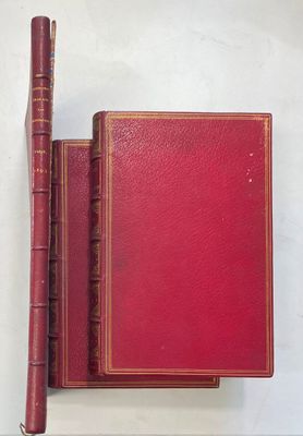 deux livres et un stylo posés sur une table