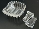 six morceaux de plastique transparent posés sur une surface noire