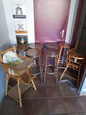quatre chaises en bois et une table dans une petite pièce