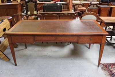 une table placée au milieu d'une pièce