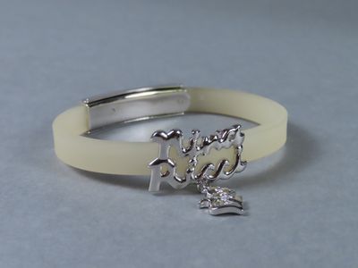 un bracelet blanc sur lequel est inscrit le mot « love »