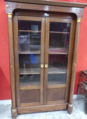 une armoire en bois avec une porte vitrée et une étagère