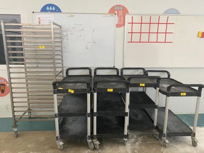 de nombreux chariots alignés dans une pièce