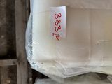 un sac de riz posé sur une table en bois