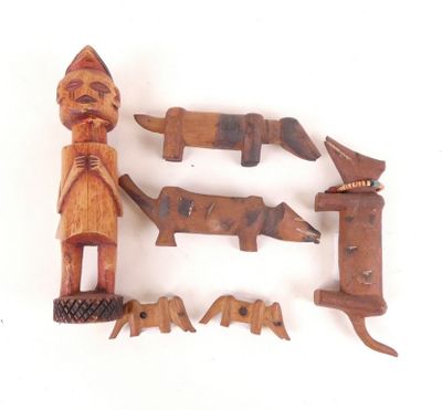 plusieurs pièces de bois sculpté sont disposées sur une surface blanche