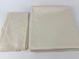 deux morceaux de tissu blanc superposés