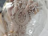 une personne tenant un bocal en verre orné d'un motif