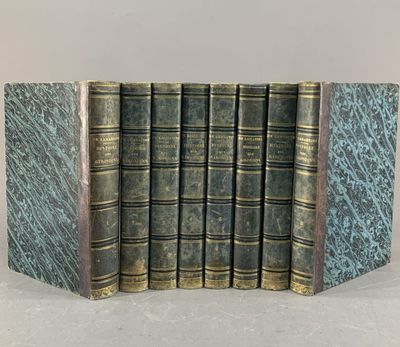 un lot de cinq livres anciens empilés les uns sur les autres