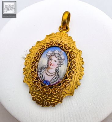 l'image d'une photo représentant une femme, dans un cadre doré, suspendue à un collier
