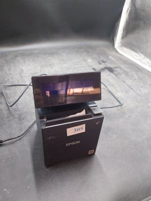 une boîte noire sur laquelle est posé un ordinateur portable