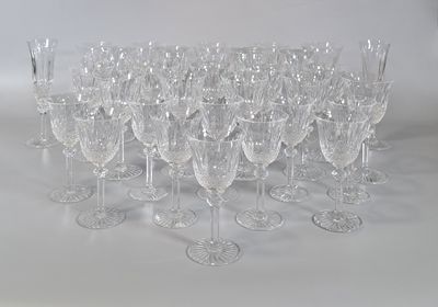 beaucoup de verres à vin vides sur la table