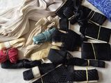 de nombreux types d'élastiques à cheveux disposés sur un lit