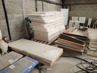 - 4 palettes de batis de portes en bois ou acier