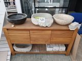 deux bols posés sur une table en bois, avec une chaise bleue en arrière-plan