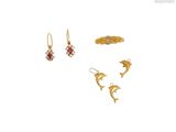 Trois paires de boucles d'oreilles et une bague sont présentées sur un fond blanc