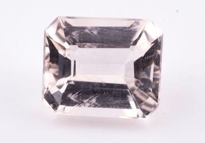 gros plan d'un diamant blanc sur une surface blanche