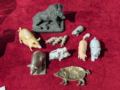 de nombreuses petites figurines posées sur un tissu rouge