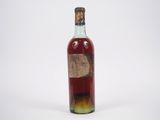 une image représentant une bouteille d'alcool avec une étiquette dessus