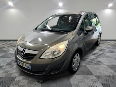 une photo d'une Opel grise garée dans un garage