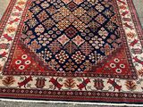 un tapis oriental orné d'un motif bleu et rouge