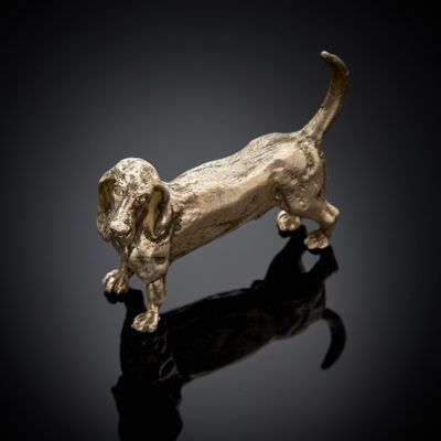 un gros plan d'une figurine de chien posée sur une surface noire