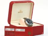 une image représentant une montre dans un coffret rouge posée sur une surface blanche