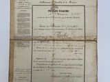un gros plan d'un morceau de papier sur lequel on a écrit