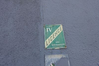 un panneau de signalisation situé au bord de la route, à côté d'une rue