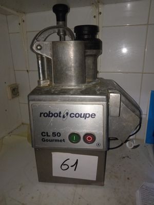 une machine posée sur le comptoir de la cuisine