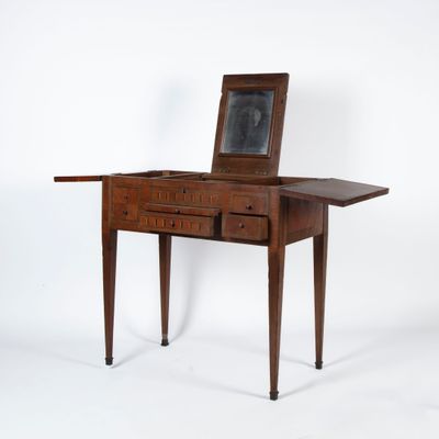 une image représentant une petite table en bois sur laquelle est posé un miroir